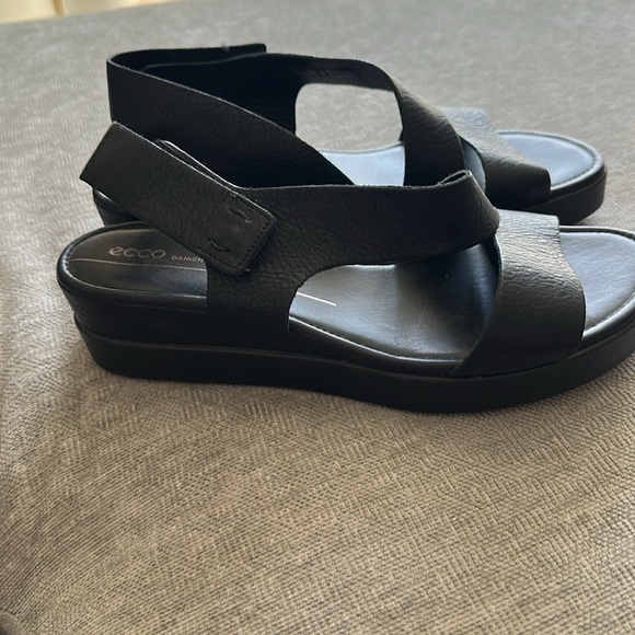 Ecco 39/8 Two Strap Black Sandal - Picture 4 of 8